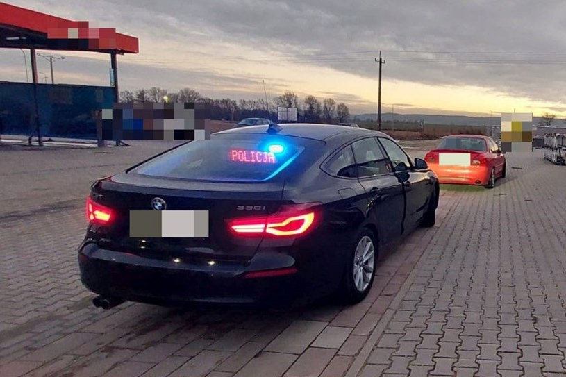 Kierowca czerwonego Forda Mondeo został zatrzymany dwa razy tego samego dnia /Polska Policja /Informacja prasowa