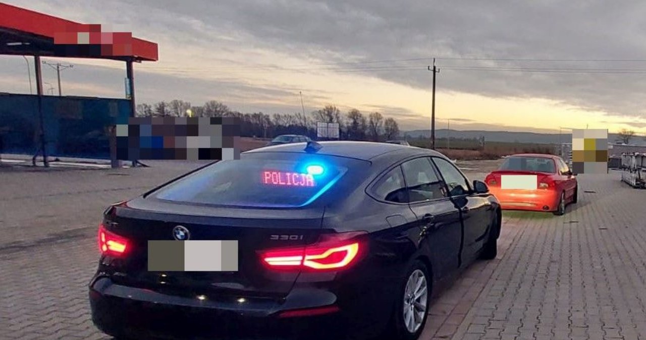 Kierowca czerwonego Forda Mondeo został zatrzymany dwa razy tego samego dnia /Polska Policja /Informacja prasowa