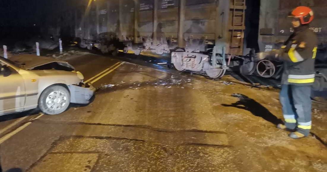 Kierowca Daewoo uderzył w skład lokomotywę pociągu towarowego. /Policja Podkarpacka /Policja