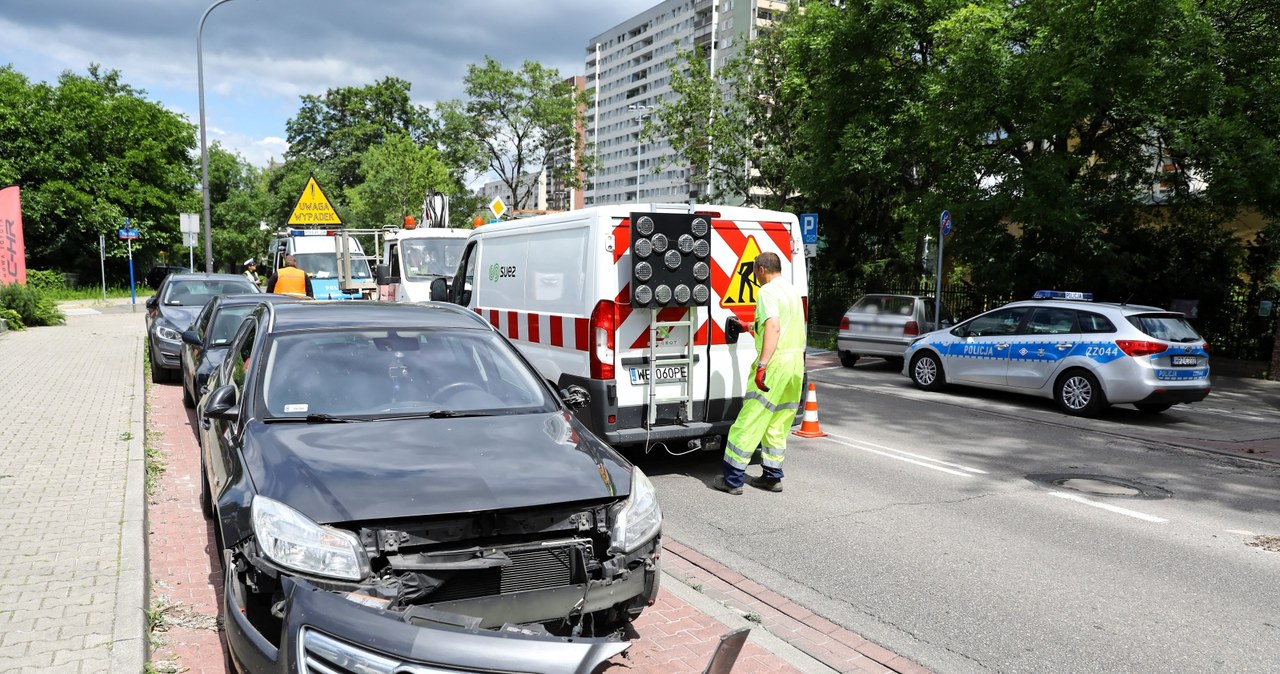 Kierowca doprowadził do kolizji z zaparkowanymi samochodami /Rafał Guz /PAP