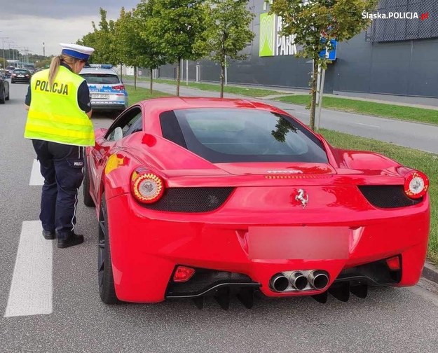 Kierowca ferrari stracił prawo jazdy przez nadmierną prędkość /Policja