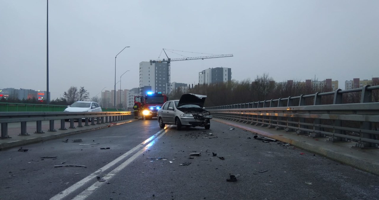 Kierowca fiata na oblodzonym wiadukcie wpadł w poślizg... /Policja