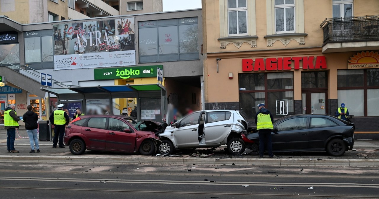 Kierowca Forda został zatrzymany po tym, gdy prowadził do czołowego zderzenie z innymi samochodami / 	Marcin Bielecki    /PAP