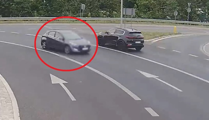 Kierowca Hyundaia na rondzie pojechał w lewo, dosłownie /Policja