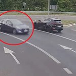 Kierowca Hyundaia na rondzie pojechał w lewo. Dosłownie