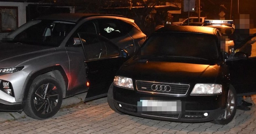 Kierowca Hyundaia stracił panowanie i potrącił stojącego przy swoim aucie kierowcę Audi. Ale dlaczego do tego doszło? /Policja