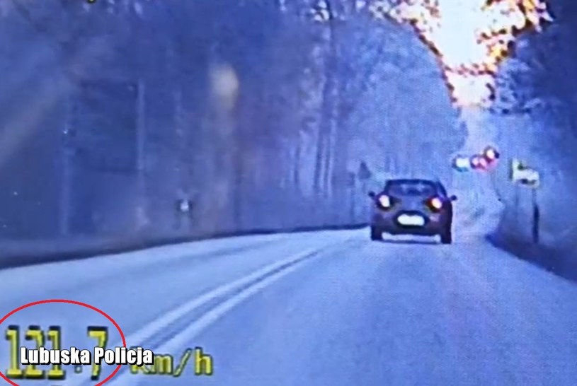 Kierowca jechał 121 km/h w miejscu z ograniczeniem prędkości do 50 km/h /Policja