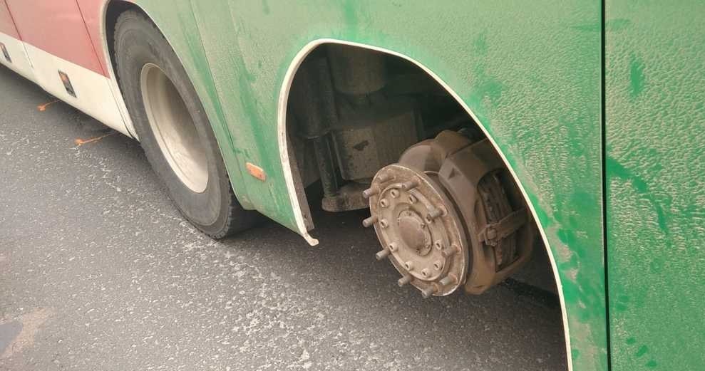 Kierowca jechał autobusem bez jednego koła. I zdawał sobie z tego sprawę. /Policja