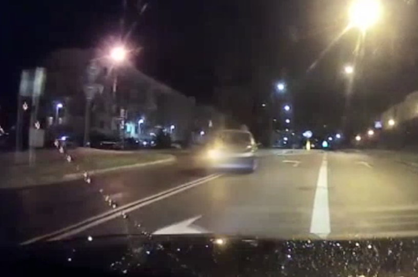 Kierowca jechał bez świateł i miał problem, by zmieścić się w pasie ruchu /Policja