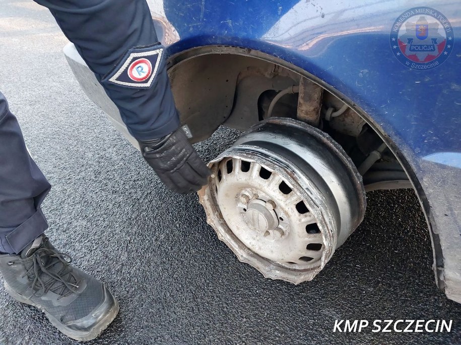 Kierowca jechał mimo braku opony /KMP Szczecin /Policja