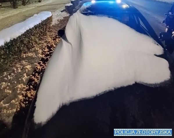 Kierowca jechał samochodem z szybą przysypaną śniegiem (fot. KPP w Złotoryi) /