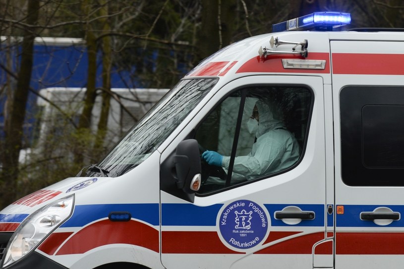 Kierowca karetki w kombinezonie ochronnym, zdjęcie ilustracyjne /Artur Widak/Getty Images /Getty Images