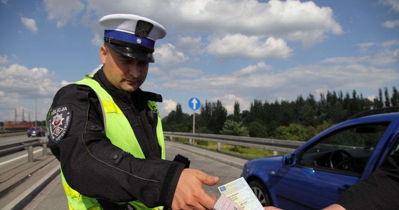 Kierowca, który nie ma przy sobie ubezpieczenia OC, płaci mandat - 50 zł. Wcześniej jego pojazd trafiał na lawecie na parking depozytowy. Auto można było odzyskać po okazaniu polisy i opłaceniu kosztów holowania i parkowania. /Motor