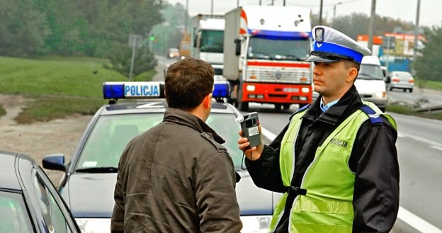 Kierowca, który odmówił badania alkomatem, zostanie skierowany na badania krwi. /Motor