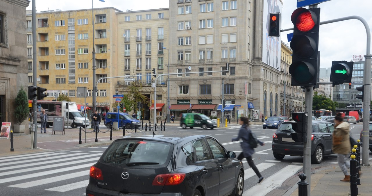 Kierowca, który skręca na czerwonym świetle przy zapalonej zielonej strzałce, musi pamiętać o obowiązku zatrzymania się przed sygnalizatorem i przepuszczeniu pieszych. Ci zwykle mają na sygnalizatorze zielone światło. /Motor