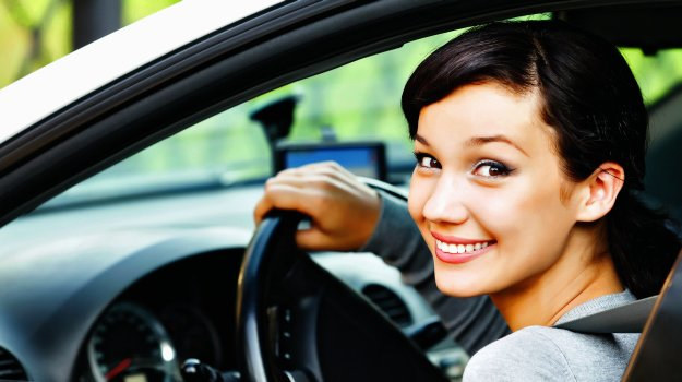 Kierowca, który zdał prawo jazdy na egzaminie, może prowadzić samochód dopiero gdy odbierze dokument prawa jazdy. /Motor