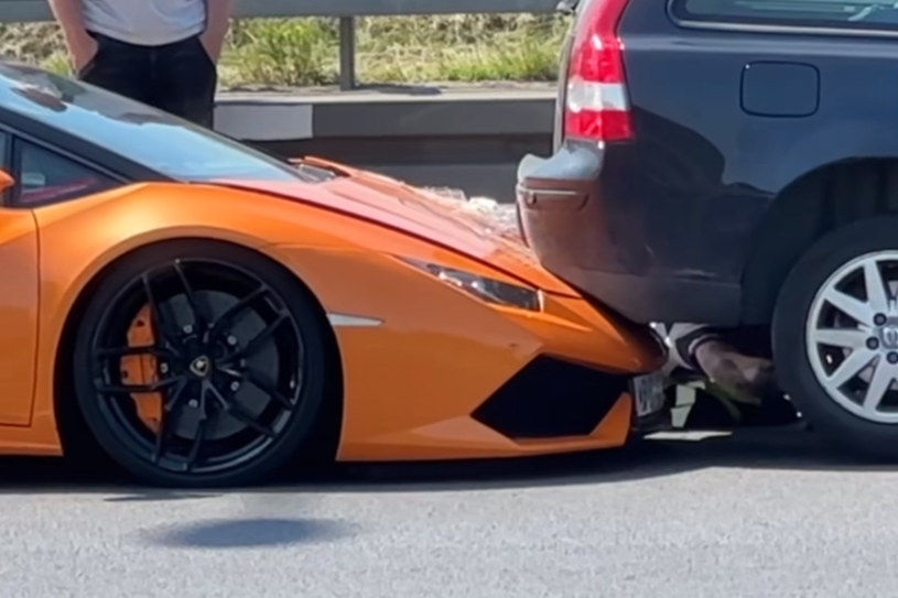 Kierowca Lamborghini nie wyhamował. Huracan wsunął się pod Volvo na trasie S2/Facebook Miejski Reporter/zrzut ekranu /