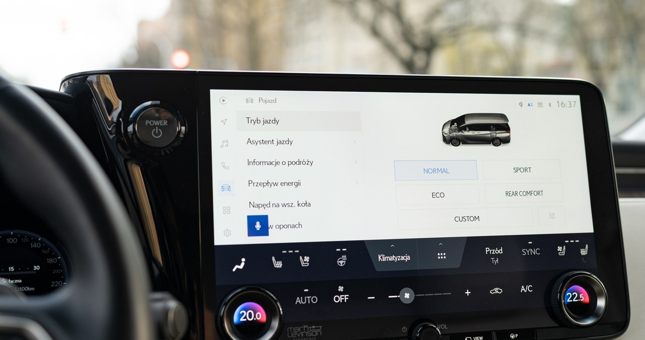 Kierowca Lexusa LM ma do wyboru kilka trybów jazdy. System multimedialny działa szybko i nie zawiesza się. /Jan Guss-Gasiński /INTERIA.PL
