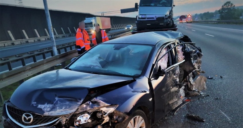 Kierowca Mazdy został ranny i trafił do szpitala /Policja