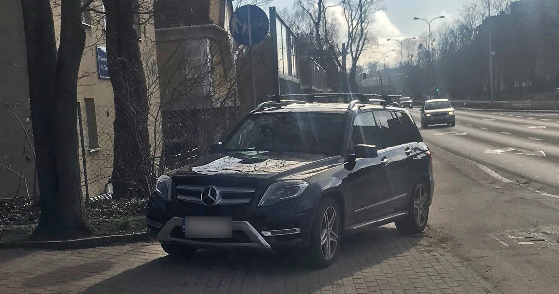 Kierowca Mercedesa GLK zablokował ciąg pieszo-rowerowy /Policja