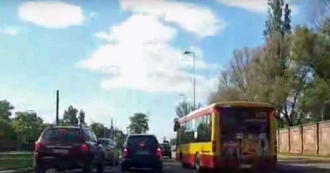 Kierowca Mercedesa klasy A za wszelką cenę nie chciał wpuścić przed siebie autobusu /Informacja prasowa