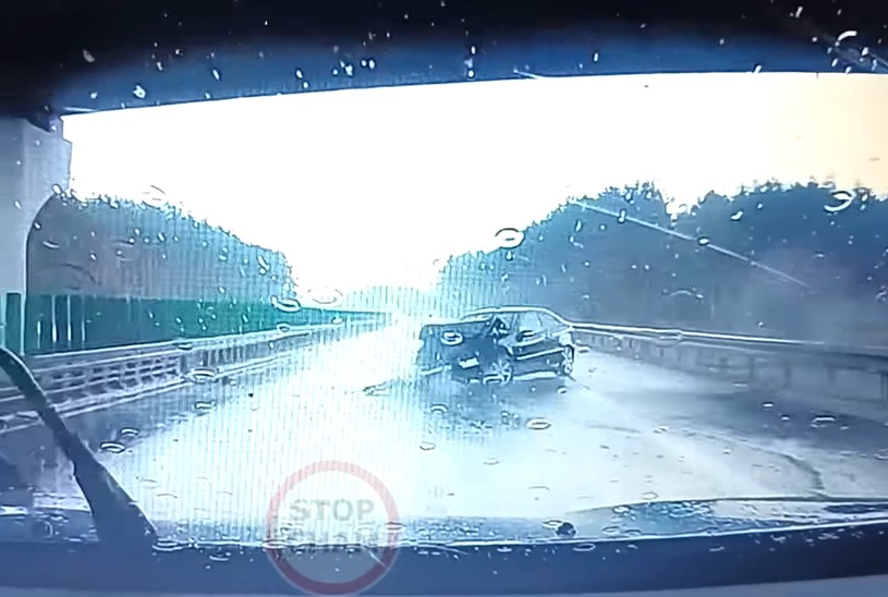 Kierowca Mercedesa nie dostosował się do warunków panujących na drodze. /STOP CHAM/ You Tube/ zrzut ekranu /