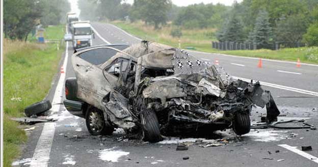 Kierowca mercedesa po zderzeniu z ciężarówką,  spłonął we wnętrzu własnego pojazdu /PAP