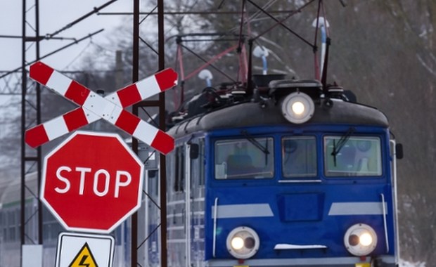 Kierowca Mercedesa zderzył się z pociągiem. Zginął na miejscu