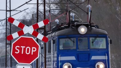 Kierowca Mercedesa zderzył się z pociągiem. Zginął na miejscu