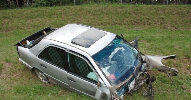 Kierowca mercedesa zginął na miejscu /Policja