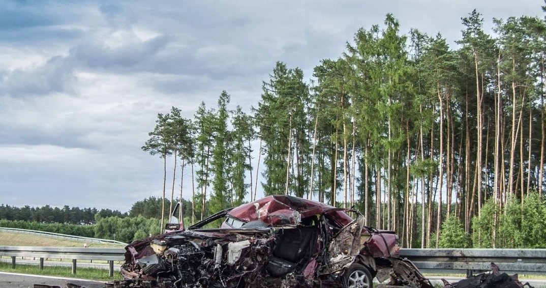 Kierowca mercedesa zginął na miejscu /Policja