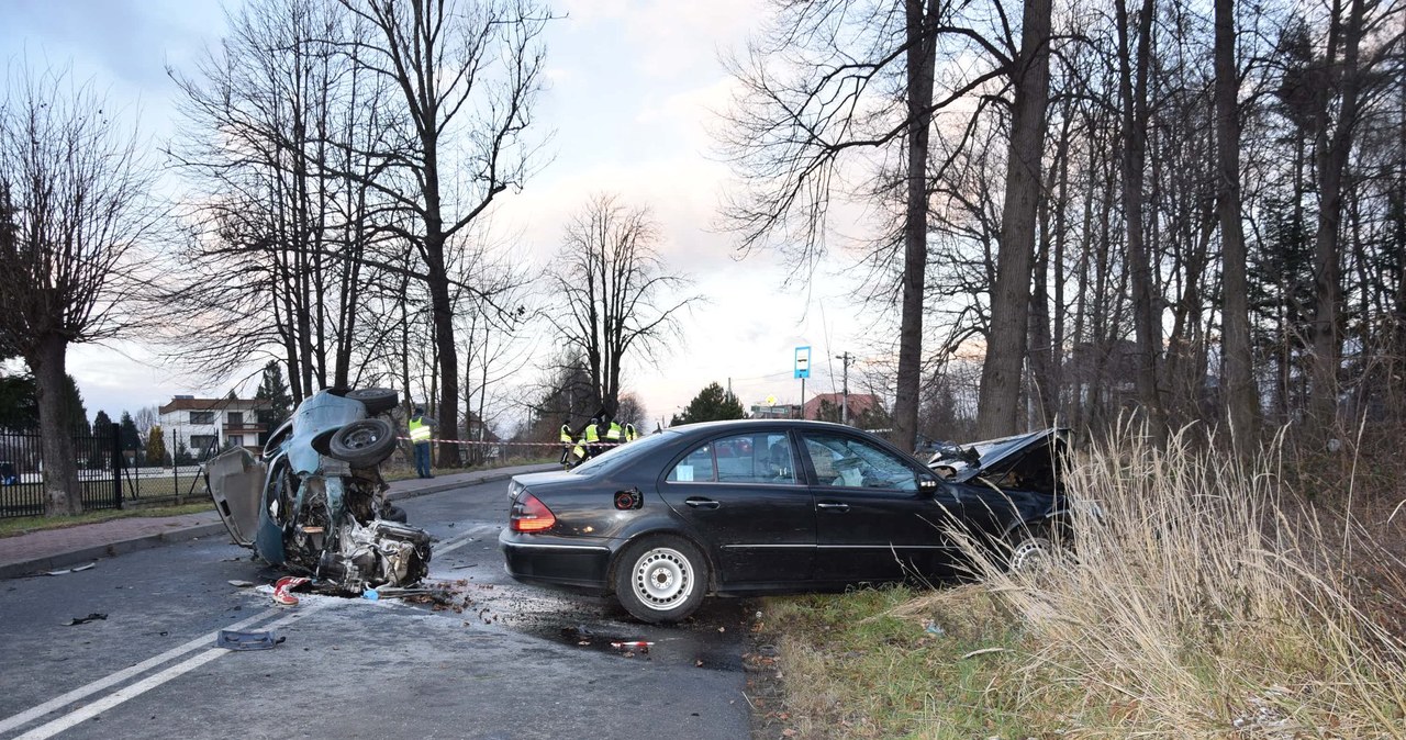 Kierowca mercedesa został lekko ranny /Policja