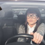 Kierowca może dostać mandat za jazdę w okularach. Wszystko przez jeden detal