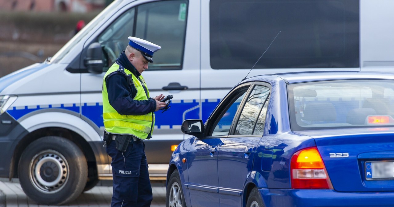 Kierowca musi pamiętać o zasadach kontroli drogowej, takich jak trzymanie rąk na kierownicy /Stanislaw Bielski /Reporter