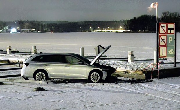 Kierowca nabroił na zamarzniętym jeziorze. Później wykonał dziwny telefon