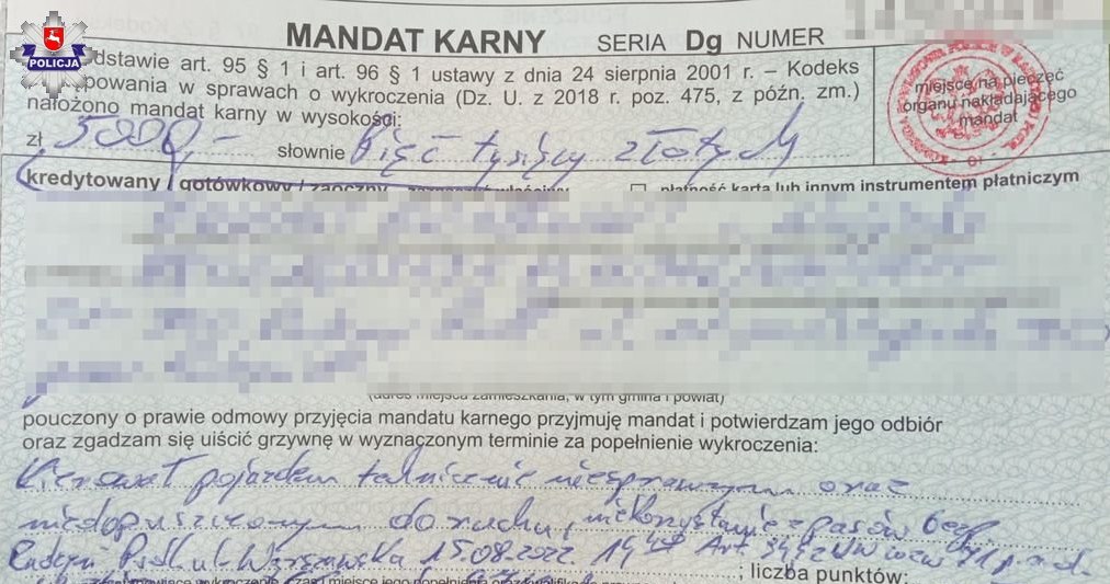 Kierowca nie tylko nie zadbał o samochód, ale również jechał bez pasów. To wszystko będzie kosztować 5 tys. zł. czyli więcej niż warte było auto... /Policja