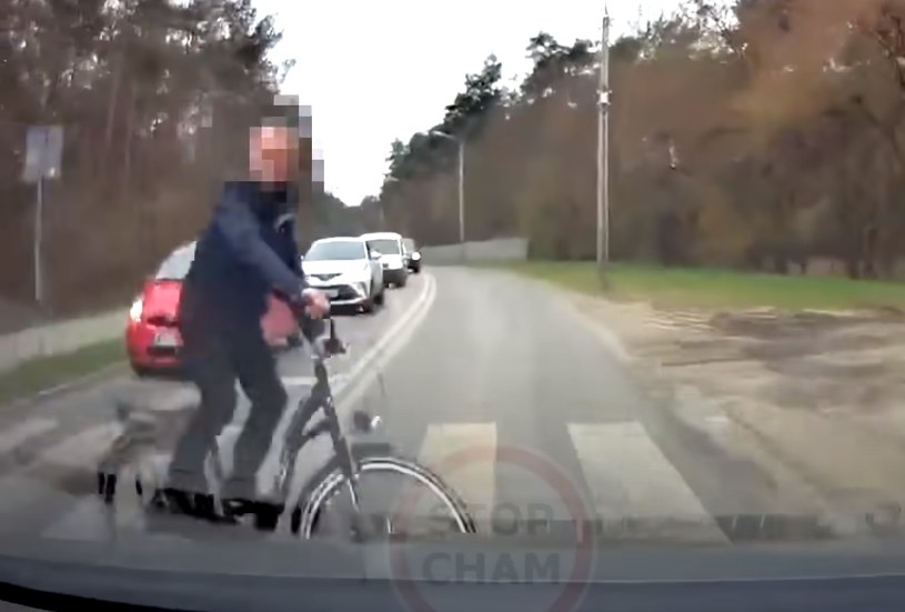 Kierowca nie zachował ostrożności i potrącił wjeżdżającego na przejazd rowerzystę. /YouTube/STOPcham /
