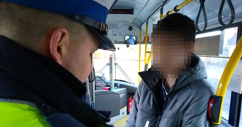 Kierowca okazał się pijany, a autobus - niesprawny /Policja