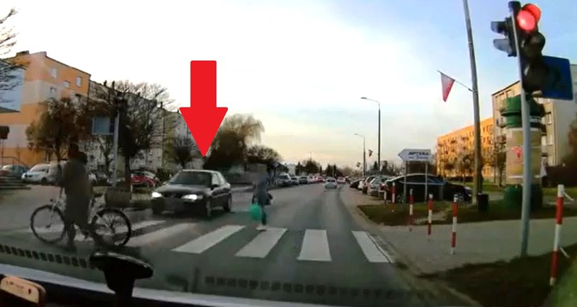 Kierowca Opla Vectry jechał prosto na pieszych, ignorując czerwone światło /Policja