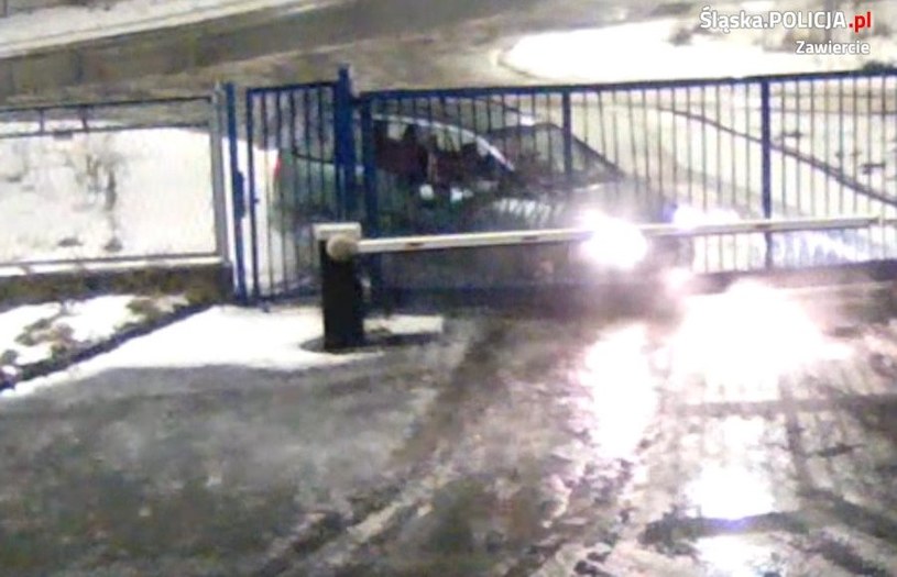 Kierowca Opla wjechał w bramę wjazdową jednej z firm w Zawierciu, a następnie uciekł z miejsca zdarzenia. /Policja