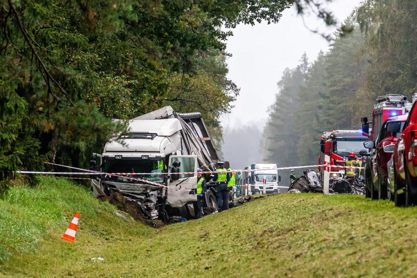 Kierowca Opla Zafiry zjechał w lewo, wprost pod ciężarówkę. Nie wiadomo, dlaczego to zrobił /Marcin Onufryjuk /PAP