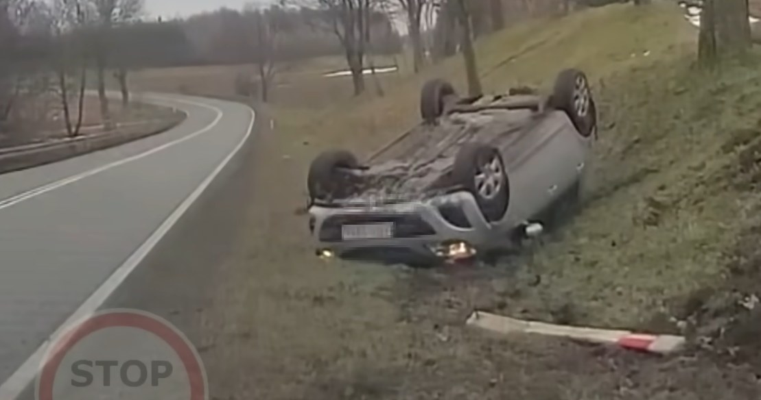 Kierowca Opla zakończył swoją podróż dachowaniem. Powodem mogło być korzystanie z telefonu w czasie jazdy. /STOP CHAM/ You Tube/ zrzut ekranu /