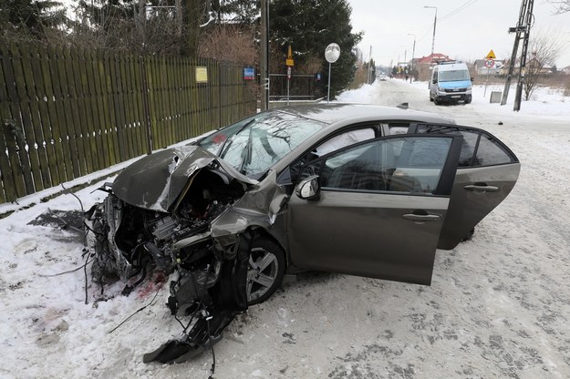 Kierowca osobowej toyoty nie zatrzymał się do kontroli. Podczas ucieczki wielokrotnie łamał przepisy ruchu drogowego, po czym uderzył w murowany słup /Paweł Supernak /PAP