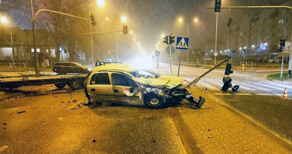 Kierowca osobówki wjechał prosto pod koła lawety /Policja