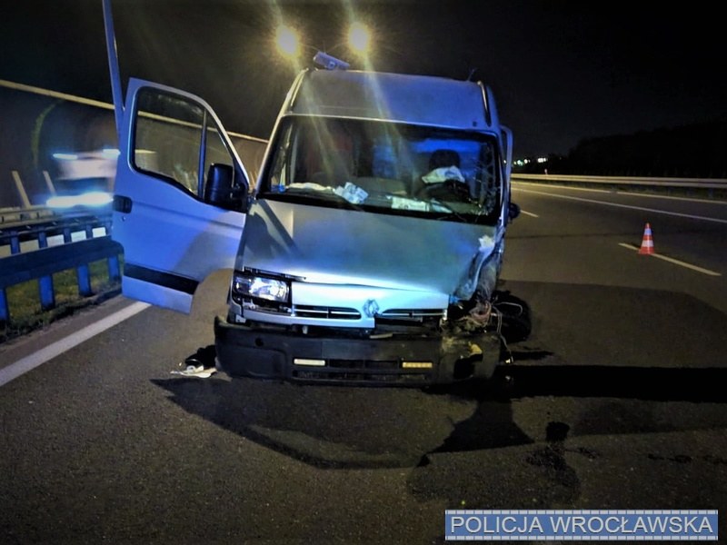 Kierowca po zderzeniu jechał bez świateł, autem z wystrzeloną poduszką /Policja