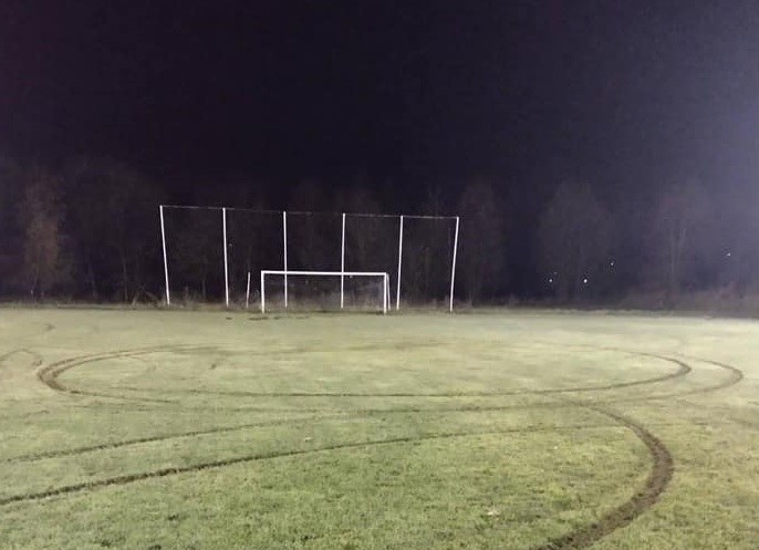 Kierowca początkowo nie poczuwał się do odpowiedzialności za zniszczenie boiska. /Policja w Nowym Targu /