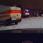 Kierowca pocztowej furgonetki okazał się miłośnikiem driftu. Szalał na parkingu