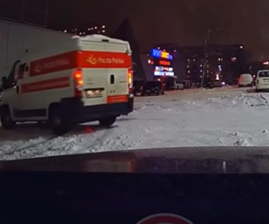 Kierowca pocztowej furgonetki okazał się miłośnikiem driftu. Szalał na parkingu