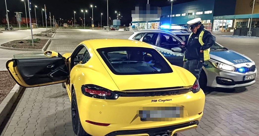 Kierowca Porsche 718 Cayman chciał przechytrzyć policjantów, a tylko zwrócił na siebie ich uwagę /Policja