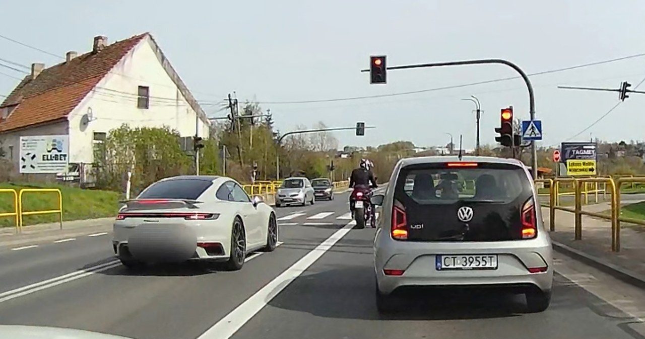 Kierowca Porsche chciał być sprytny. Zapomniał o sygnalistach /Policja